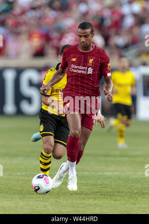 South Bend, Indiana, USA, 19. Juli 2019. Liverpool FC JOEL MATIP (32) den Ball dribbelt bis Feld während der pre-Season's internationale Männer Fußball Match zwischen dem FC Liverpool und Borussia Dortmund im Notre Dame Stadium in South Bend, Indiana. Borussia Dortmund besiegt FC Liverpool 3-2. Quelle: John mersits/ZUMA Draht/Alamy leben Nachrichten Stockfoto