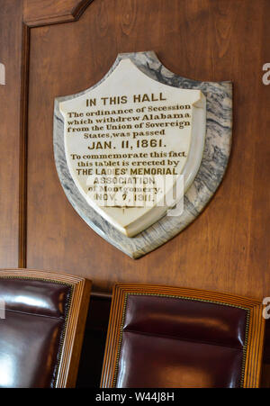 Eine Marmortafel hängt in einem Alabama State Capitol Kammer in Verruf die Verordnung, mit der sie sich von der Union am 11.Januar 1861, Montgomery, AL Stockfoto