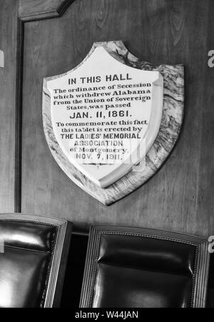 Eine Marmortafel hängt in einem Alabama State Capitol Kammer in Verruf die Verordnung, mit der sie sich von der Union am 11.Januar 1861, Montgomery, AL Stockfoto