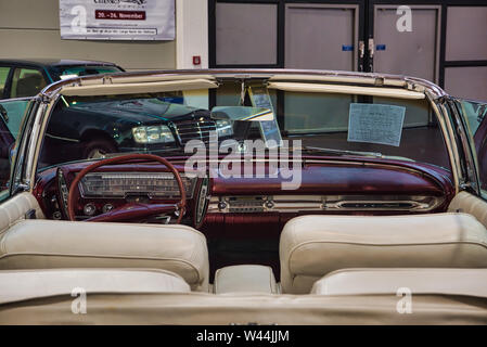 FRIEDRICHSHAFEN - Mai 2019: Leder weiß rot Innenraum des Chrysler Imperial Crown 1963 Cabrio Motorworld Klassiker am Bodensee am 11. Mai 2019 in Fried Stockfoto