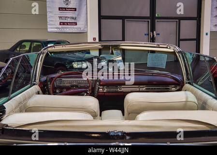 FRIEDRICHSHAFEN - Mai 2019: Leder weiß rot Innenraum des Chrysler Imperial Crown 1963 Cabrio Motorworld Klassiker am Bodensee am 11. Mai 2019 in Fried Stockfoto