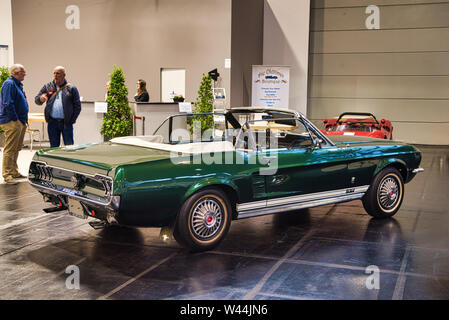 FRIEDRICHSHAFEN - Mai 2019: Emerald dunkelgrünen FORD MUSTANG T5 GT RALLY 1966 Cabrio Motorworld Klassiker am Bodensee am 11. Mai 2019 in Friedrichshafen. Stockfoto