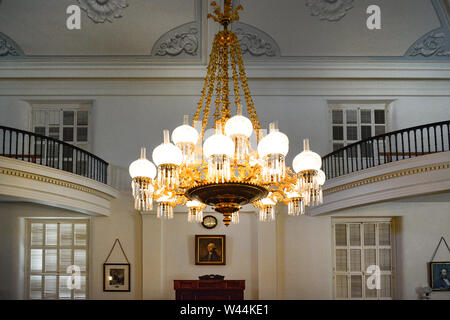 Nahaufnahme eines dekorative Kronleuchter hängen Innerhalb der historischen Alabama State Capitol Senat Kammern in Montgomery, AL Stockfoto