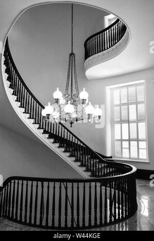 Blick auf eine Schöne freitragende Wendeltreppe mit einem Kronleuchter innerhalb der historischen Alabama State Capitol Building in Montgomery, AL, USA Stockfoto