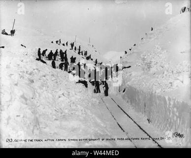 Clearing die Spuren der White Pass & Yukon Railroad nach einem Schneesturm auf dem Gipfel des White Pass Alaska am 20. März 1899 (HEGG 134). Stockfoto