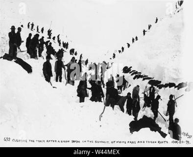 Clearing die Spuren der White Pass & Yukon Railroad nach einem Schneesturm auf dem Gipfel des White Pass Alaska am 20. März 1899 (HEGG 584). Stockfoto