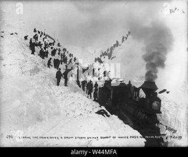 Clearing die Spuren der White Pass & Yukon Railroad nach einem Schneesturm auf dem Gipfel des White Pass, Alaska, 20. März 1899 (HEGG 291). Stockfoto