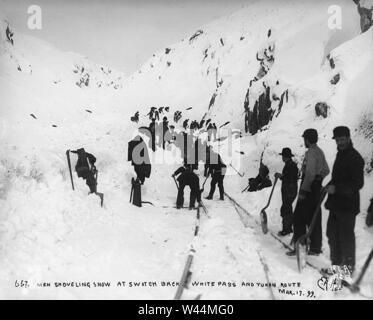 Clearing die Spuren der White Pass & Yukon Railroad nach einem Schneesturm, Alaska, 17. März 1899 (HEGG 360). Stockfoto