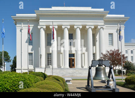 Eine Replik der Liberty Bell vor der südöstlichen Eingang der historischen Alabama State Capitol in Montgomery, AL Stockfoto