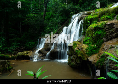 Wasserfälle in der Regenzeit, Nässe in der Regenzeit. Stockfoto