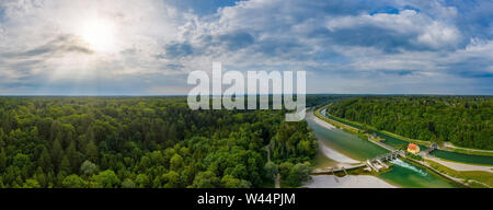 Eine Antenne der Isar im Süden von München, Sonne scheint Stockfoto