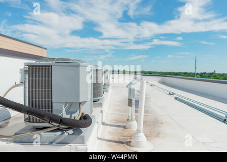 Klimaanlage Verflüssigungssätze auf dem Dach eines Gebäudes. Stockfoto