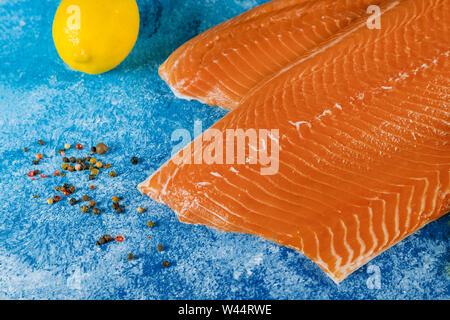 Rohes Lachsfilet Zutaten für die Marinade auf hausgemachte Zubereitung Stockfoto