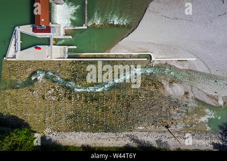 Überblick über das Wehr an der Isar südlich von München Stockfoto