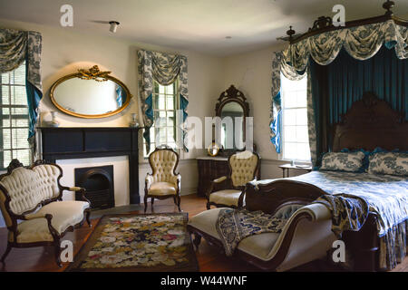 Aufwändige Schlafzimmer Dekor, inszeniert für 1861 Schlafzimmer im ersten Weißen Haus der Konföderierten in Montgomery, AL, USA Stockfoto