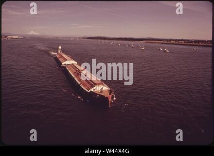 Kolumbien - Fluß-Schiff-und-ein-Flottille - von - kleinen - Angeln - Boote - mt-Hood-ist-in-der-Hintergrund -051973 4271667305 o. Stockfoto