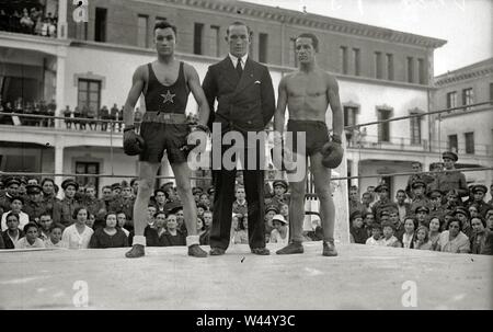 Combate de boxeo en Uno de los Patios de los cuarteles de Loiola (1 de 5) - Fondo Car-Kutxa Fototeka. Stockfoto