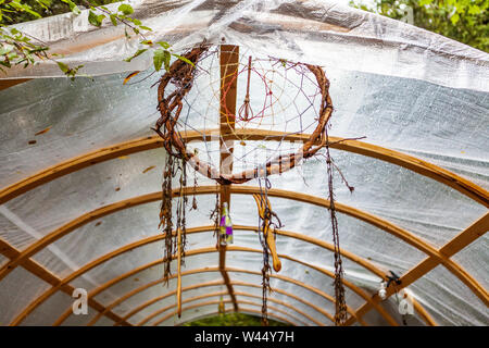 Eine mystische Dreamcatcher ist in der Nähe gesehen - Auflegen unter einem Zelt, handgemachtes Handwerk Los aus der Kultur der Ureinwohner, geglaubt, vor dem Bösen zu schützen. Stockfoto