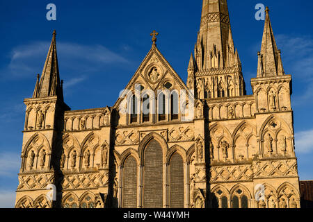 Great West Fassade der Kathedrale von Salisbury mit Statuen von Heiligen und Engel im goldenen Abendlicht in Salisbury England Stockfoto