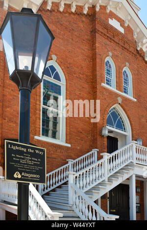 Lamp Post mit "leichten" Widmung Plakette an der Dexter Avenue King Memorial Baptist Church, wo MLK Jr. ein Pastor in Montgomery, AL, Stockfoto