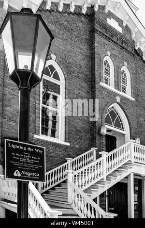 Lamp Post mit "leichten" Widmung Plakette an der Dexter Avenue King Memorial Baptist Church, wo MLK Jr. ein Pastor in Montgomery, AL, Stockfoto