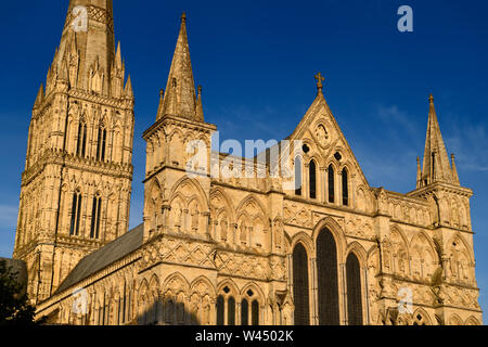 Great West Fassade der Kathedrale von Salisbury mit Statuen von Heiligen und Engel und die Turmspitze in Gold Abendlicht in Salisbury England Stockfoto
