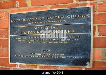 Eine bronze Widmung Plakette an der Dexter Avenue King Memorial Baptist Church auf einem roten Ziegelmauer in Montgomery, AL, USA Stockfoto