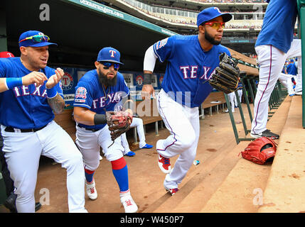 Juli 14, 2019: Texas Rangers dritter Basisspieler Asdrubal Cabrera #14 (links), Texas Förster zweiter Basisspieler Rougned Geruch #12 (Mitte) und Texas Rangers shortstop Elvis Andrus #1 (rechts) das Feld nehmen einen Nachmittag MLB Spiel zwischen den Houston Astros und der Texas Rangers bei Globe Life Park in Arlington, TX Houston besiegt Texas 12-4 Albert Pena/CSM zu beginnen. Stockfoto