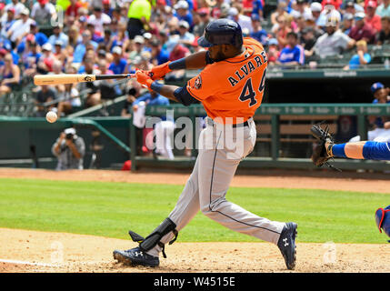 Juli 14, 2019: Houston Astros Yordan Alvarez#44 Kontakt an der Platte macht während einem Nachmittag MLB Spiel zwischen den Houston Astros und der Texas Rangers bei Globe Life Park in Arlington, TX Houston besiegt Texas 12-4 Albert Pena/CSM Stockfoto