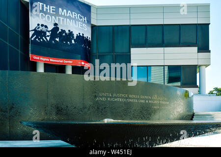 Ein Fotobanner stellt Afro-Amerikaner auf einem protestmarsch vor dem Civil Rights Memorial Center vor dem MLK Jr dar, Zitat und Brunnen Stockfoto