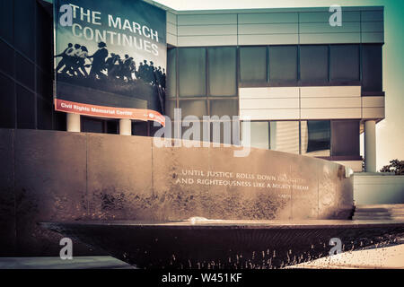 Ein Fotobanner stellt Afro-Amerikaner auf einem protestmarsch vor dem Civil Rights Memorial Center vor dem MLK Jr dar, Zitat und Brunnen Stockfoto