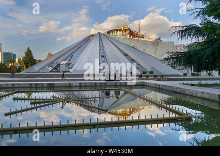 Die einzigartig merkwürdigen Pyramide von Tirana, Albanien Stockfoto