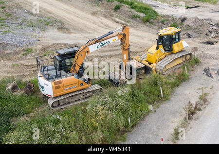 SWINDON, Großbritannien - 16 Juli, 2019: Case CX 13C Kettenbagger und Komatsu Bulldozer auf einer Baustelle in der Nähe des neuen Dekanats Schule und Waitrose i Stockfoto