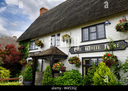 Vorgarten der White Hart Pub und Inn in Wroughton Wiltshire England mit weiß getünchten Gebäude aus Stein und Strohdach Stockfoto