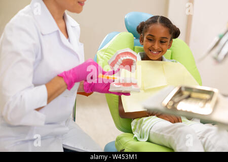 Hübsche Patientin in einem Zahnarztstuhl sitzen Stockfoto