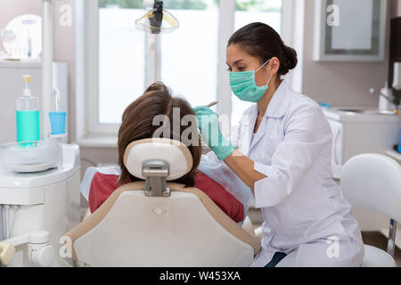 Junge männliche Patient im Behandlungsstuhl sitzen Stockfoto