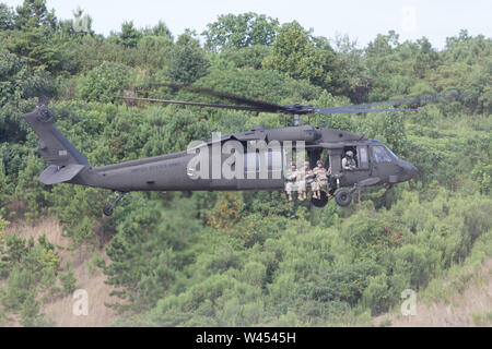 Us-Armee Soldaten mit Die 165 Quartermaster Unternehmen, Georgien National Guard, Flug auf ein UH-60 Black Hawk bei einem Betrieb auf Paulding County Airport in Dallas, Ga, 13. Juli 2019. Fallschirmjäger Ausführen von Routinesystem Airborne proficiency Training in einem UH-60 Black Hawk, ihre Fähigkeiten zu erhalten. (U.S. Armee finden Foto von Sgt. Joshua Wooten) Stockfoto