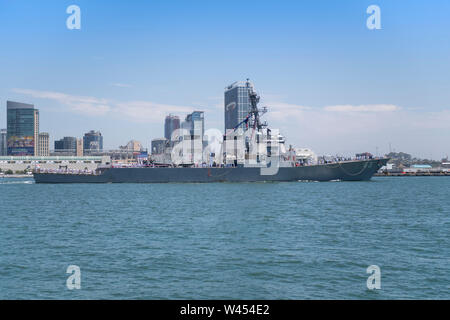 Die geführte Anti-raketen-Zerstörer USS Stethem (DDG63) in seiner neuen Heimathafen angekommen, Naval Base San Diego, 18. Juli, nach 14 Jahren vorwärts - Service im indopazifischen Region in Japan eingesetzt. Während in San Diego, stethem wird eine geplante Instandhaltung und Modernisierung Zeitraum unterzogen werden. (U.S. Marine Foto von Nicholas A. Groesch) Stockfoto