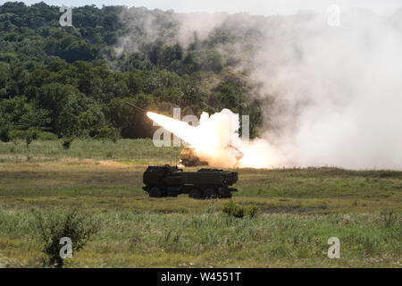 Ein M124 HIMARS während der gemeinsamen Leben hat der 1. Division Kavallerie, Artillerie - Feuer Übung mit dem zweiten Bataillon abgefeuert wird, 14 Marines, 4 Marine Division; 1. Battalion, 82nd Field Artillery, 1.Kavallerie Division; 9. Air Support Operations Squadron, 1st Cavalry Division; und 1. Bataillon, 227 Aviation Regiment, 1.Kavallerie Division am 18. Juli 2019 Fort Hood, Texas. Der Zweck der Übung war die Fähigkeit der Service Mitglieder zusammen während einer gemeinsamen Operation zu arbeiten, zu verbessern. (U.S. Armee Foto von Pfc. Alisha Edwards; 7. Mobile Public Affairs Abteilung) Stockfoto