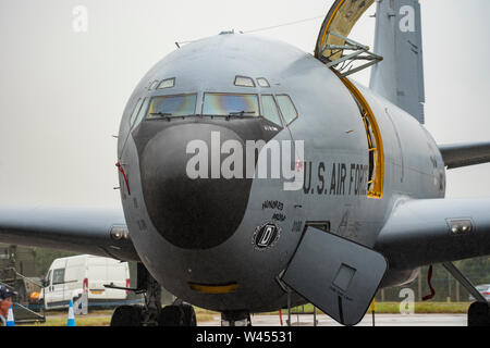 Ein US Air Force KC-135 Stratotanker von RAF Mildenhall, England, sitzt auf Static Display während der 2019 Royal International Air Tattoo an RAF Fairford, England, 19. Juli 2019. In diesem Jahr RIAT gedachte der 70. Jahrestag der NATO hervorgehoben und nachhaltiges Engagement der Vereinigten Staaten bei ihrer europäischen Verbündeten. (U.S. Air Force Foto von Tech Sgt. Aaron Thomasson) Stockfoto