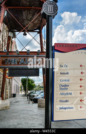 Die historische Wassertank und Schilder am Eingang der Gasse, eine belebte Innenstadt Ziel für Restaurants und die Künste, die in Montgomery, AL, Stockfoto