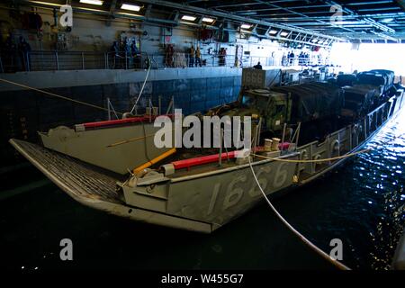 190719-N-DX 072-1093 STANAGE Bay, Australien (19 Juli 2019) Landing Craft, Utility (LCU) 1666 tritt das Deck des amphibious Transport dock Schiff USS Green Bay LPD (20). Green Bay, Teil der Wasp Expeditionary Strike Group, mit 31 Marine Expeditionary Unit begonnen, nimmt derzeit an Talisman Sabre 2019 vor der Küste im Norden von Australien. Eine bilaterale, Biennale, Talisman Sabre ist für US-amerikanische und australische Combat Training, Bereitschaft und Interoperabilität durch realistische, einschlägige Ausbildung notwendigen regionalen Sicherheit, Frieden und Stabilität zu verbessern. ( Stockfoto