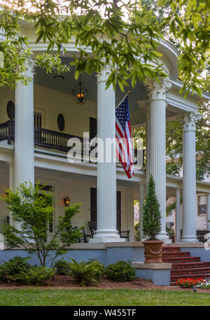 Die Charters-Smith Haus auf historischen Green Street in Gainesville, Georgia ist ein neo-klassischen Stil Residenz (heute ein Geschäft) wurde im Jahr 1906 erbaut. Stockfoto