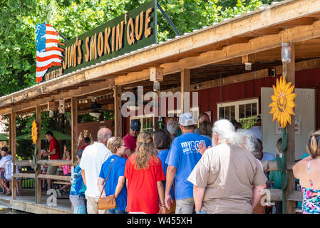 Immer eine Linie und immer Wert auf die 'Low and Slow" geräucherte BBQ an Jim's Smokin' Que in den Blue Ridge Mountains an Blairsville, Georgia. (USA) Stockfoto