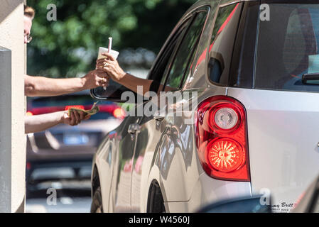 Drive-thru-Kunde am Küken-fil-ein Fast-Food-Restaurant in der Metro Atlanta, Georgia. (USA) Stockfoto