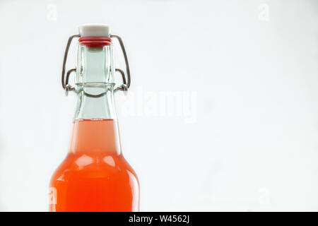 Eine Nahaufnahme oben auf eine luftdichte und versiegelte Flasche aus Glas rot Kombucha, einen erfrischenden Sommer trinken gegen einen weißen Hintergrund mit Kopie Raum Stockfoto