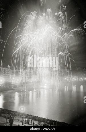 Concurso de fuegos artificiales en la Bahía de la Concha (6 de 8) - Fondo Car-Kutxa Fototeka. Stockfoto