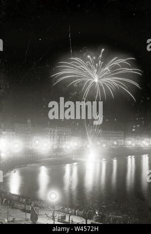 Concurso de fuegos artificiales en la Bahía de la Concha (8 de 8) - Fondo Car-Kutxa Fototeka. Stockfoto