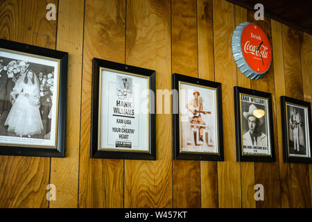 Werbemittel, Poster und Fotos von Hank Williams und braut Billie Jean, in Chris' berühmten Hot dogs Restaurant in Montgomery, AL Stockfoto