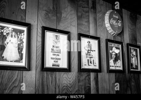 Werbemittel, Poster und Fotos von Hank Williams und Brücke Billie Jean, in Chris' berühmten Hotdogs Restaurant in Montgomery, AL Stockfoto
